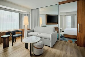 Suite, 1 King-Bett | 1 Schlafzimmer, hochwertige Bettwaren, Zimmersafe, Schreibtisch