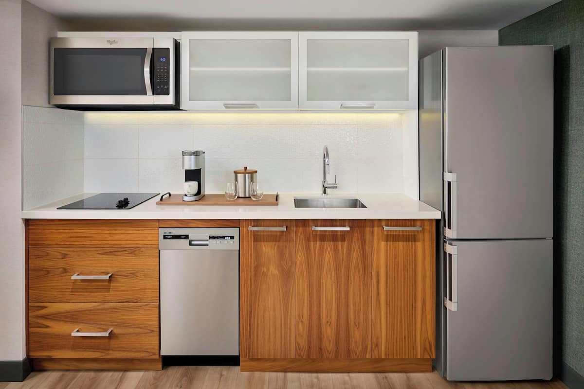 Fridge, coffee/tea maker