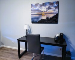 Escritorio, tabla de planchar con plancha, wifi gratis y ropa de cama 