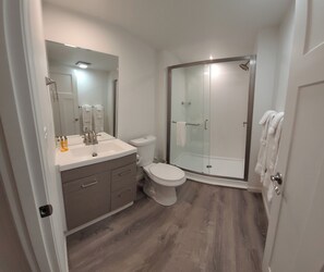 Chambre Standard, 1 très grand lit (King Room) | Salle de bain | Articles de toilette gratuits, sèche-cheveux, serviettes fournies