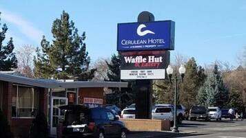 Et hotelskilt med 'Cerulean Hotel' og 'Waffle Hut', der angiver en restaurant.