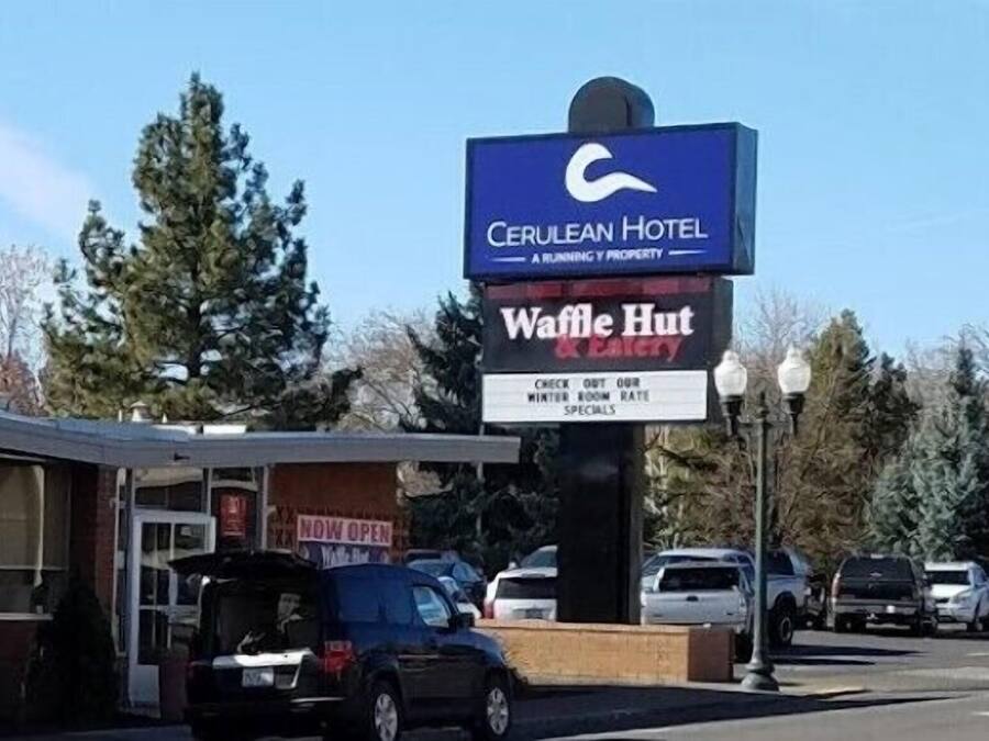 Et hotelskilt med 'Cerulean Hotel' og 'Waffle Hut', der angiver en restaurant.