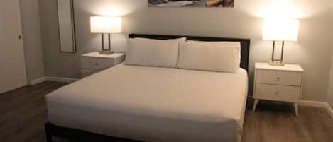 Standardzimmer, 1 King-Bett (King Room) | Schreibtisch, Bügeleisen/Bügelbrett, kostenloses WLAN, Bettwäsche