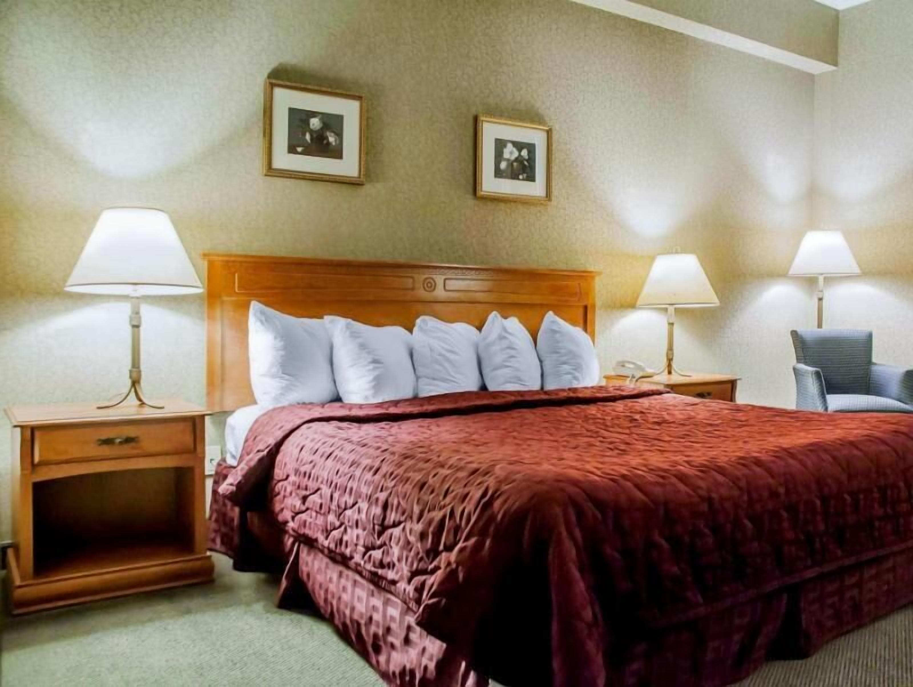 Individualmente mobiliados, escrivaninha, cortinas blackout