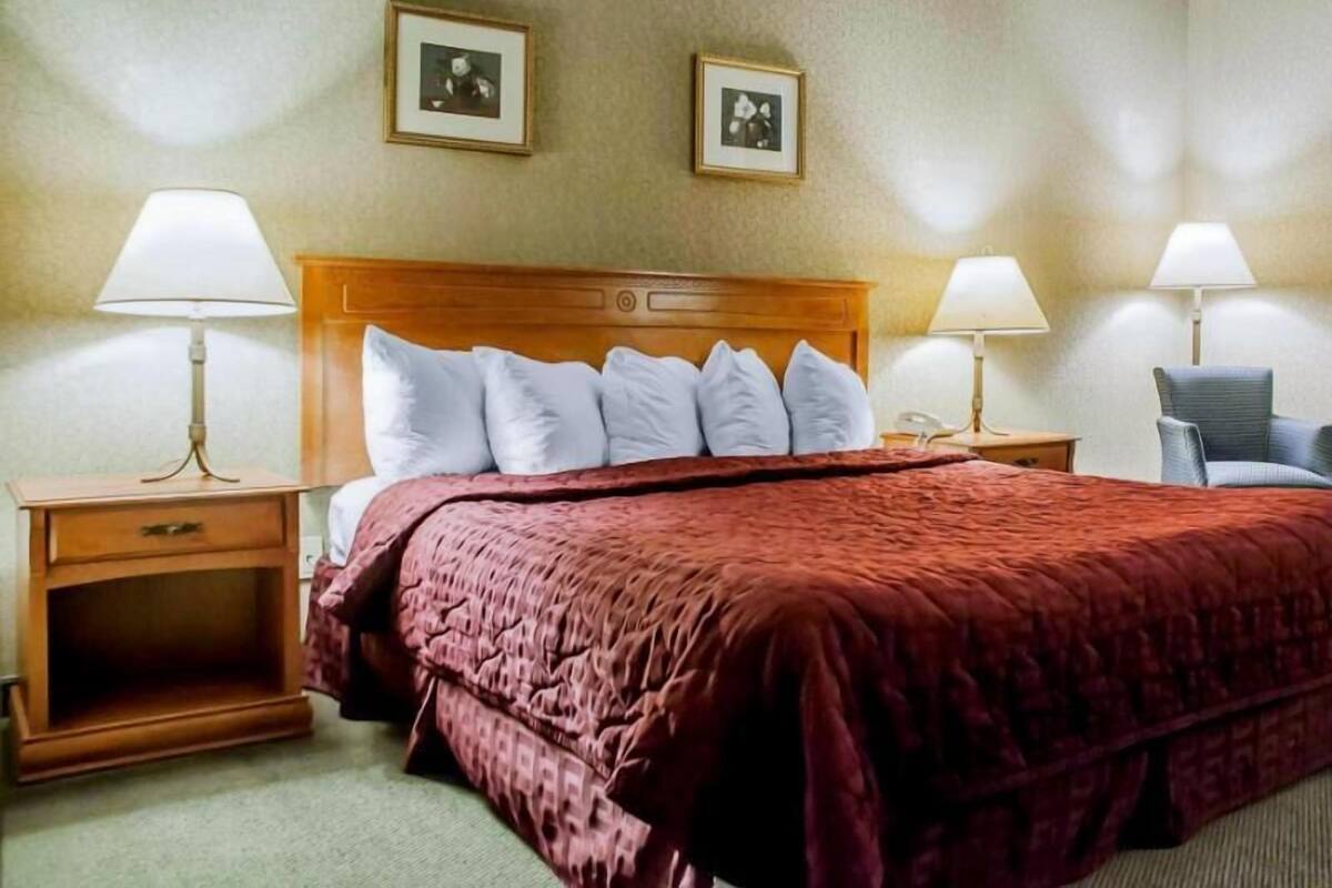 Individualmente mobiliados, escrivaninha, cortinas blackout