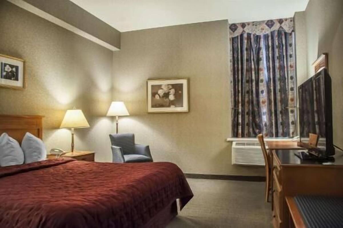 Individualmente mobiliados, escrivaninha, cortinas blackout