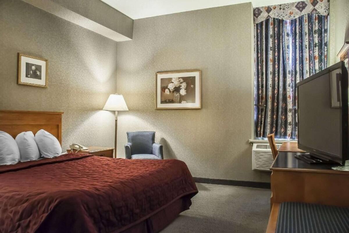 Individualmente mobiliados, escrivaninha, cortinas blackout