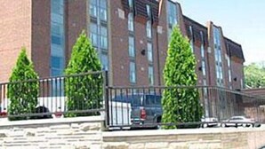 Un edificio de varios pisos con fachada de ladrillo y ventanas grandes.