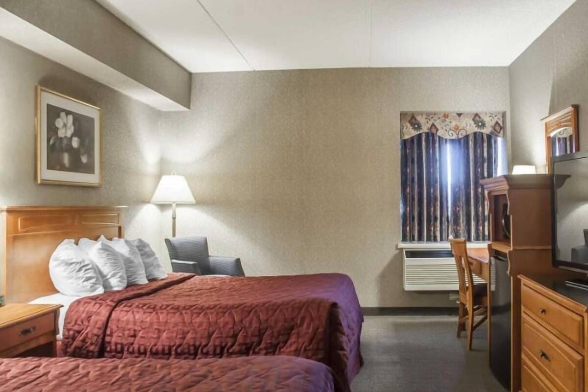 Individualmente mobiliados, escrivaninha, cortinas blackout