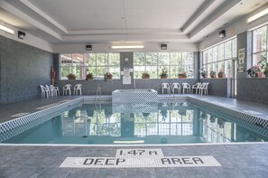 Indoor pool, open 9:00 AM to 11:00 PM, sun loungers - Comfort Inn Lundys Lane (Niagara Falls)