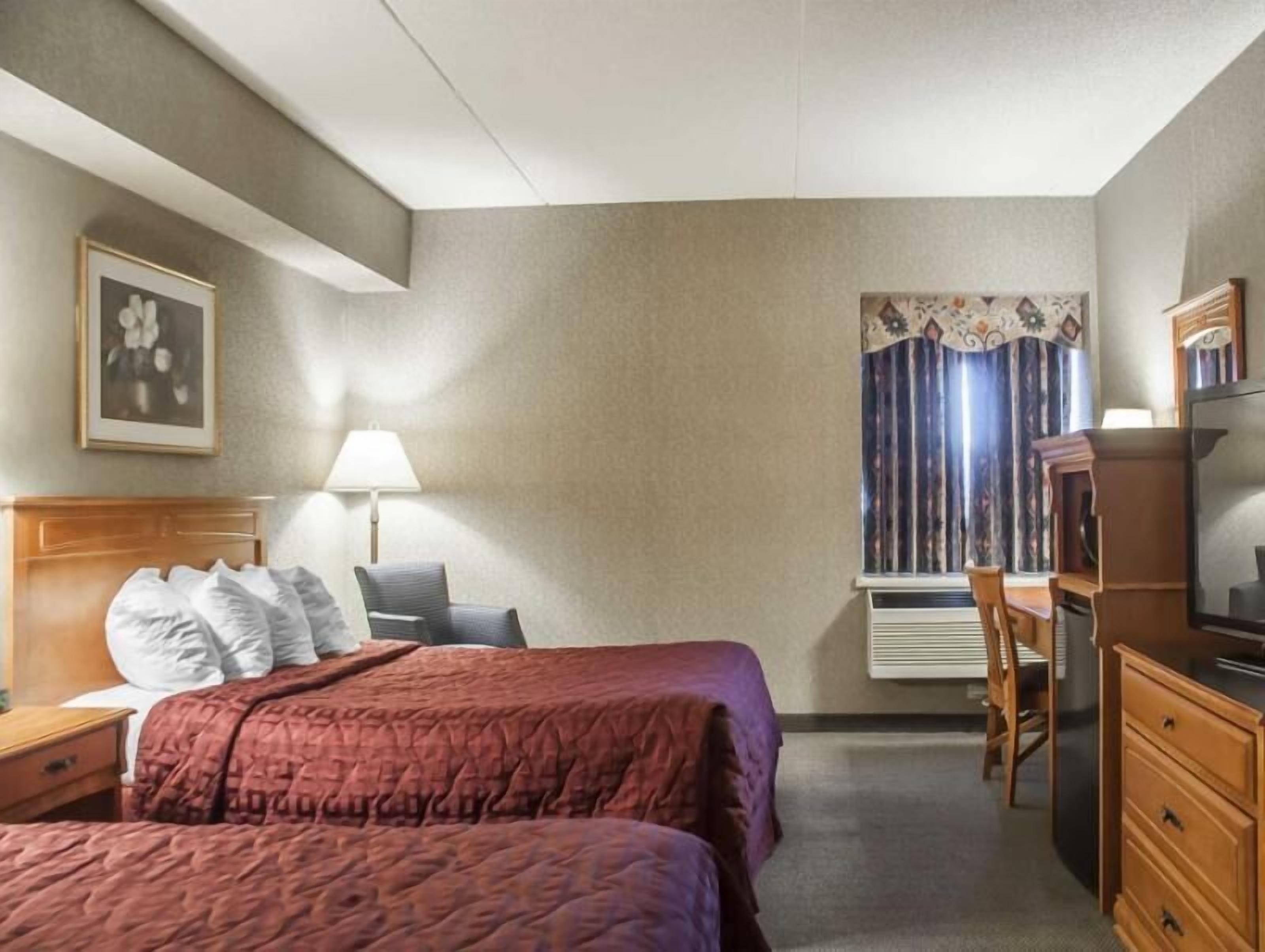 Individualmente mobiliados, escrivaninha, cortinas blackout