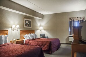 Individually furnished, desk, blackout drapes, iron/ironing board - Comfort Inn Lundys Lane (Niagara Falls)