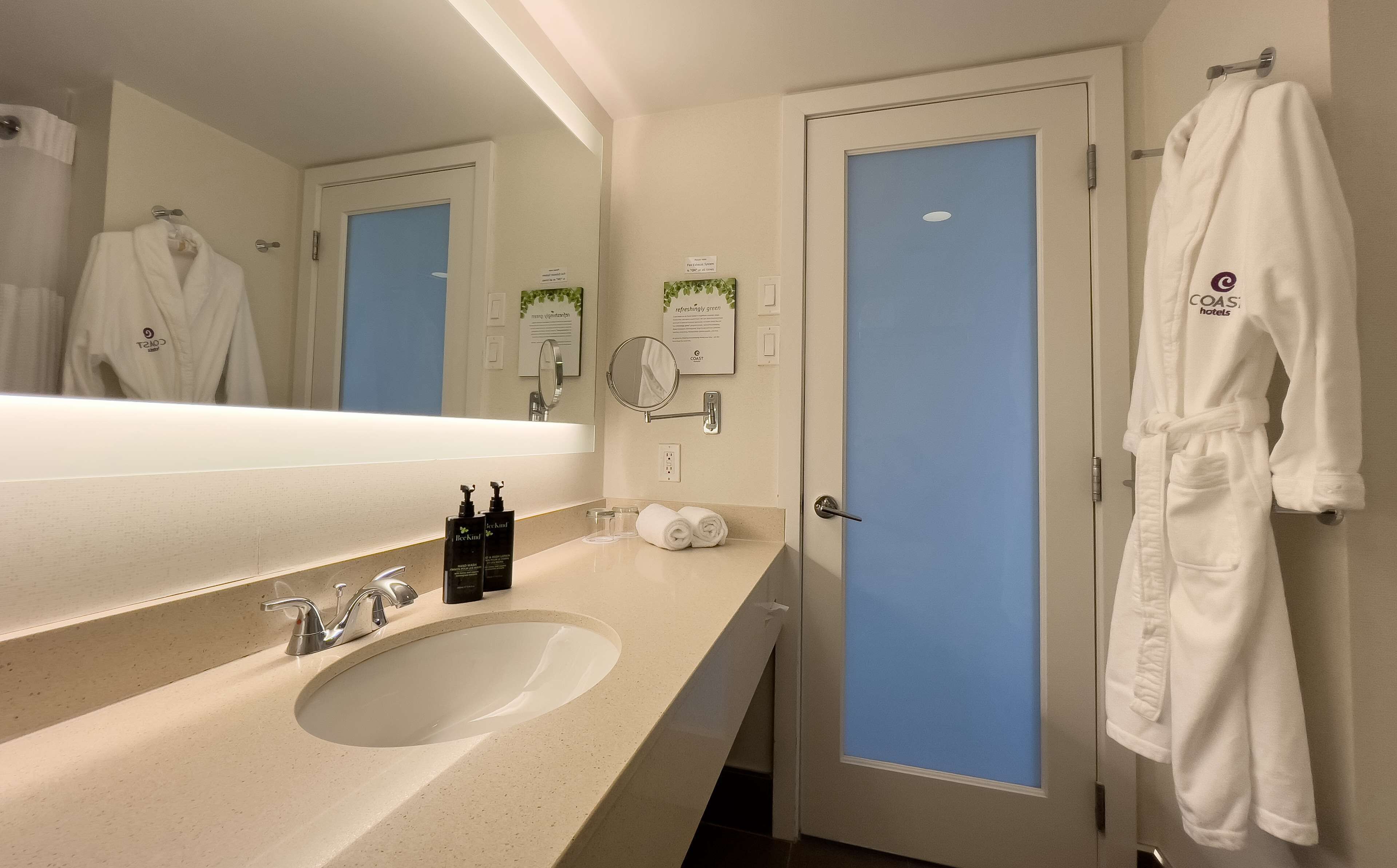 combined shower/bathtub, free toiletries, hair dryer, towels