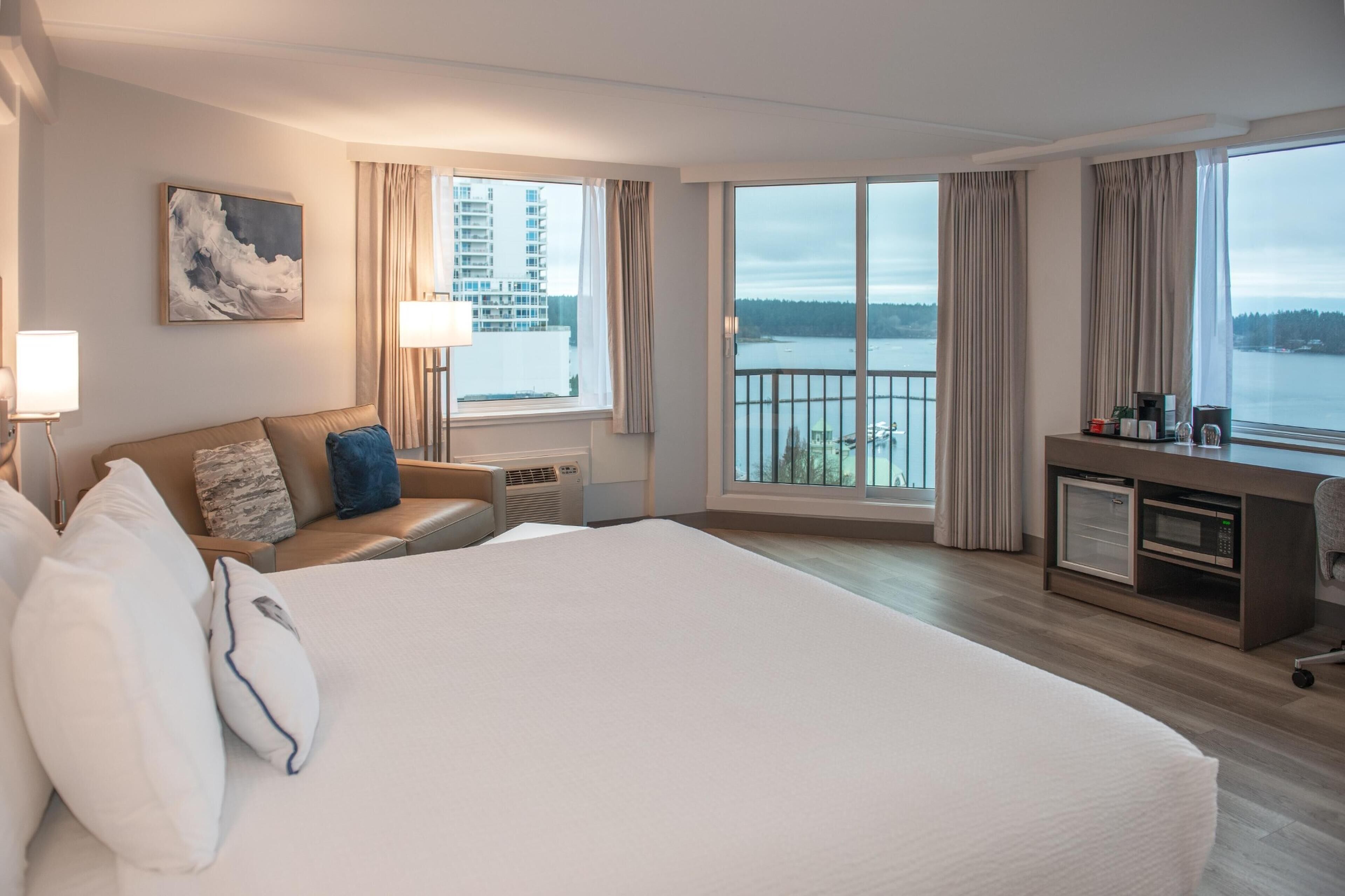 Rom, 1 kingsize-seng, havneutsikt (Coast Premium King with Ocean View) | Safe på rommet, skrivebord, blendingsgardiner og strykejern/-brett