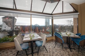 Breakfast and dinner served - Coast Bastion Hotel (Nanaimo)
