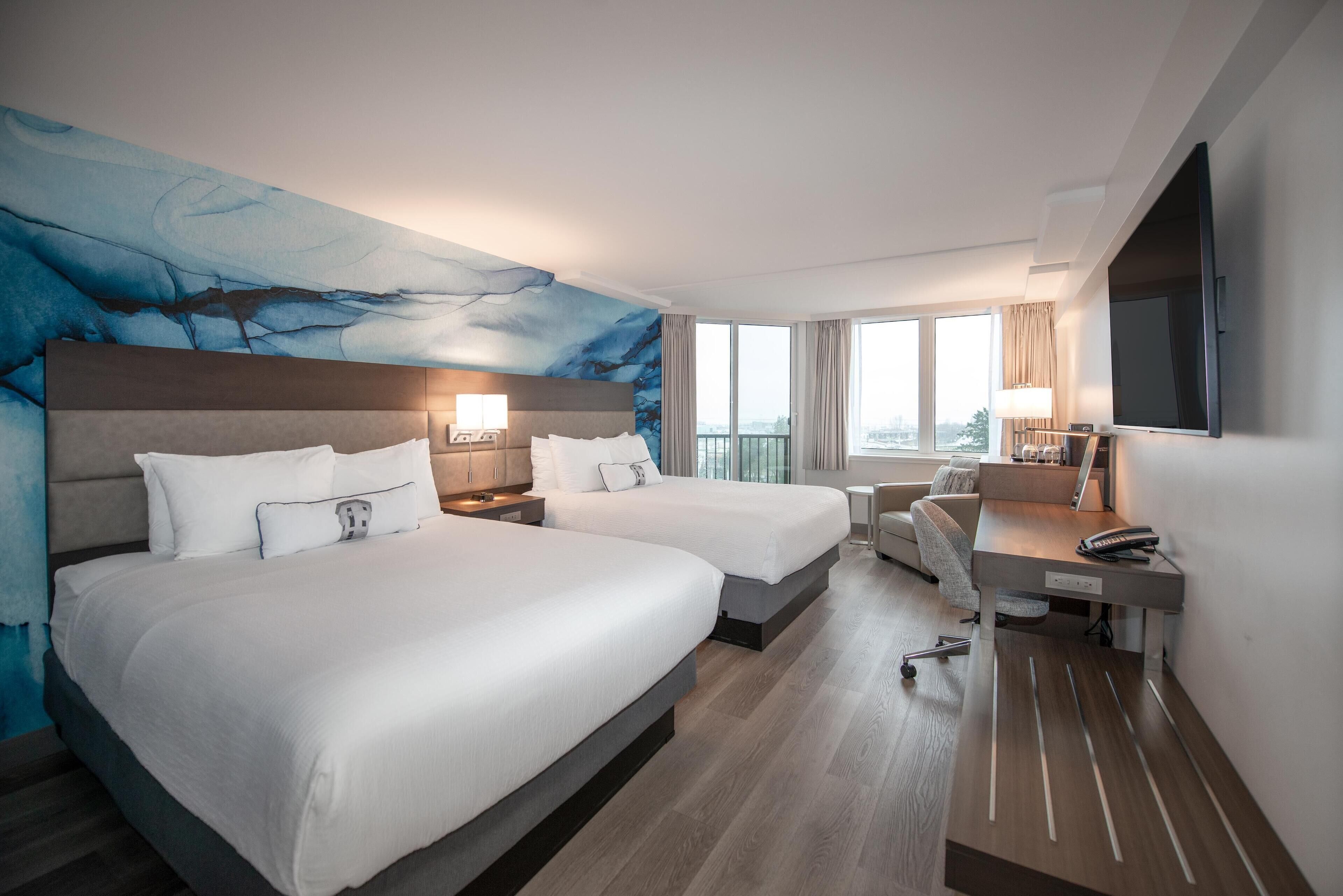 Room, 2 Queen Beds (Coast Two Queens) | Safe på rommet, skrivebord, blendingsgardiner og strykejern/-brett