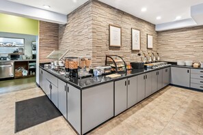 Daily cooked-to-order breakfast for a fee - Radisson Hotel Portland Airport (Portland)