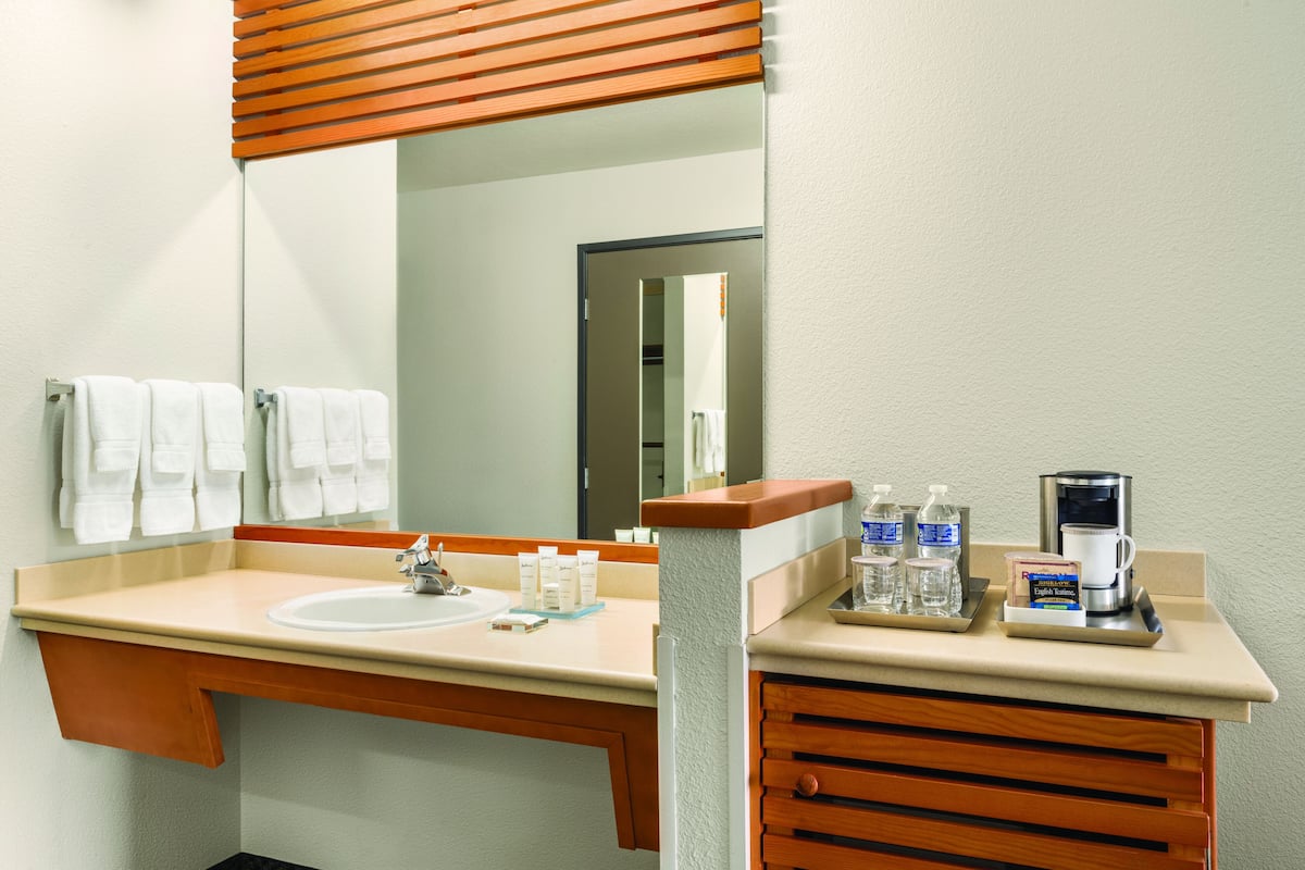 1 bedroom, hypo-allergenic bedding, desk, blackout curtains