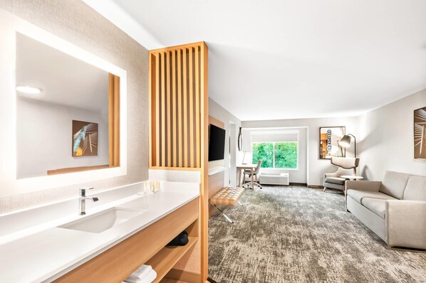 Hypo-allergenic bedding, desk, blackout curtains, iron/ironing board - Radisson Hotel Portland Airport (Portland)