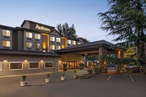 Exterior - Radisson Hotel Portland Airport (Portland)
