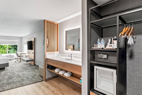 Hypo-allergenic bedding, desk, blackout drapes, iron/ironing board. Radisson Hotel Portland Airport