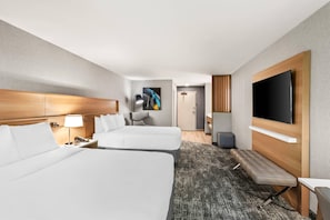 Hypo-allergenic bedding, desk, blackout drapes, iron/ironing board - Radisson Hotel Portland Airport (Portland)