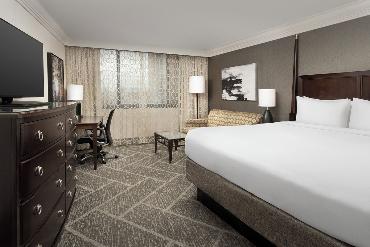 Premium bedding, in-room safe, desk, blackout drapes