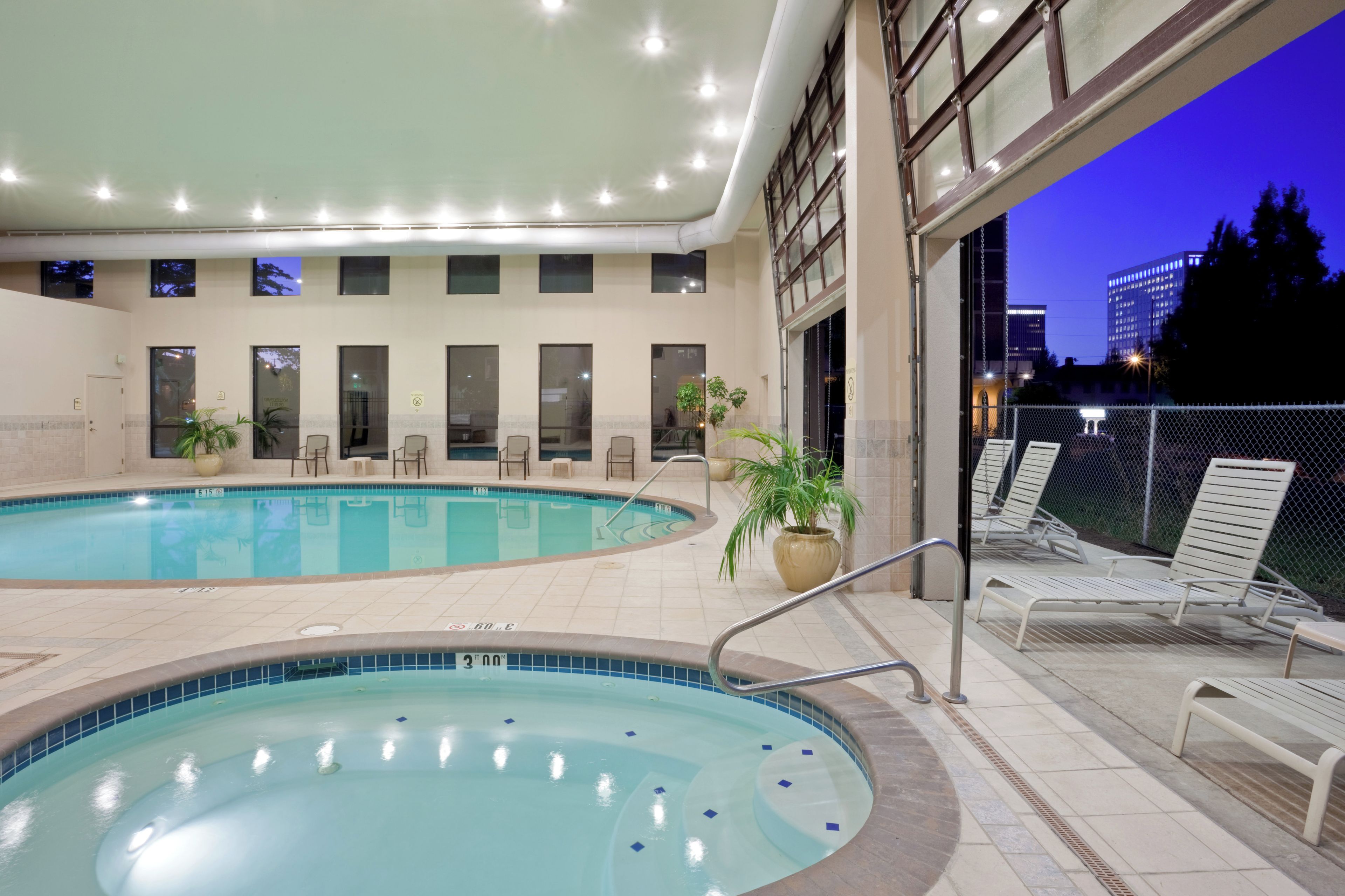 Una piscina cubierta, tumbonas