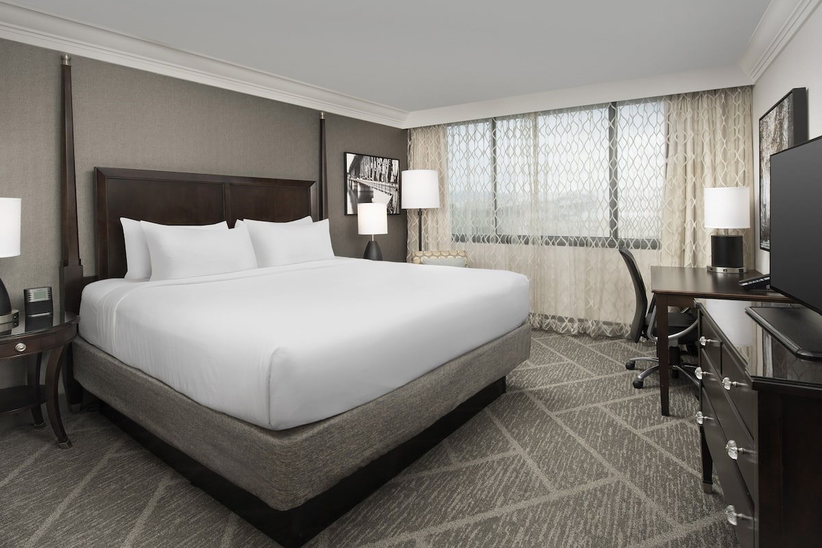 Premium bedding, in-room safe, desk, blackout curtains