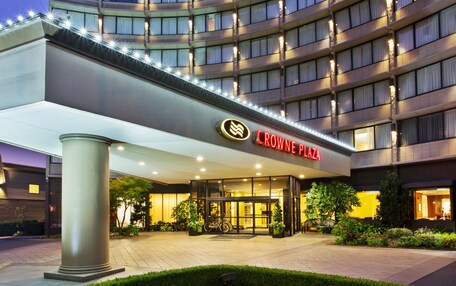 A hotel entrance with a modern design, featuring a prominent entrance canopy and a large pillar.