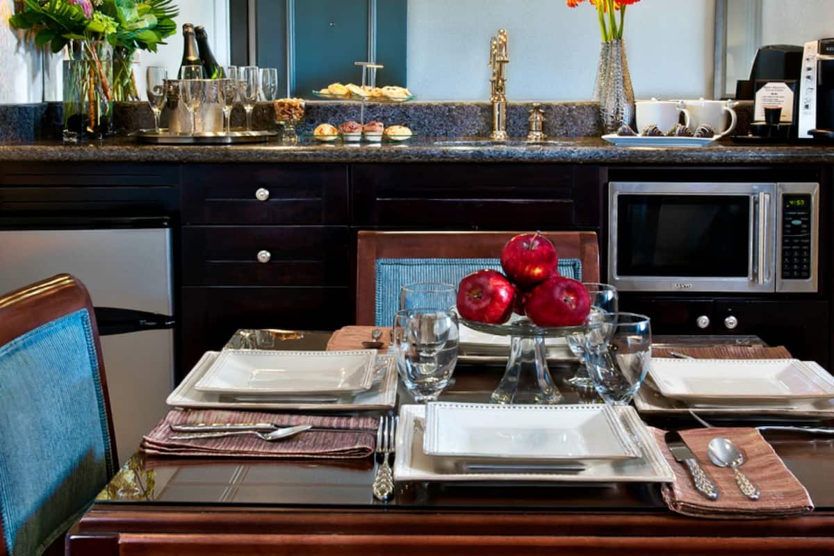 Suite, 1 très grand lit (Columbia) | 1 chambre, literie de qualité, coffre-fort, bureau