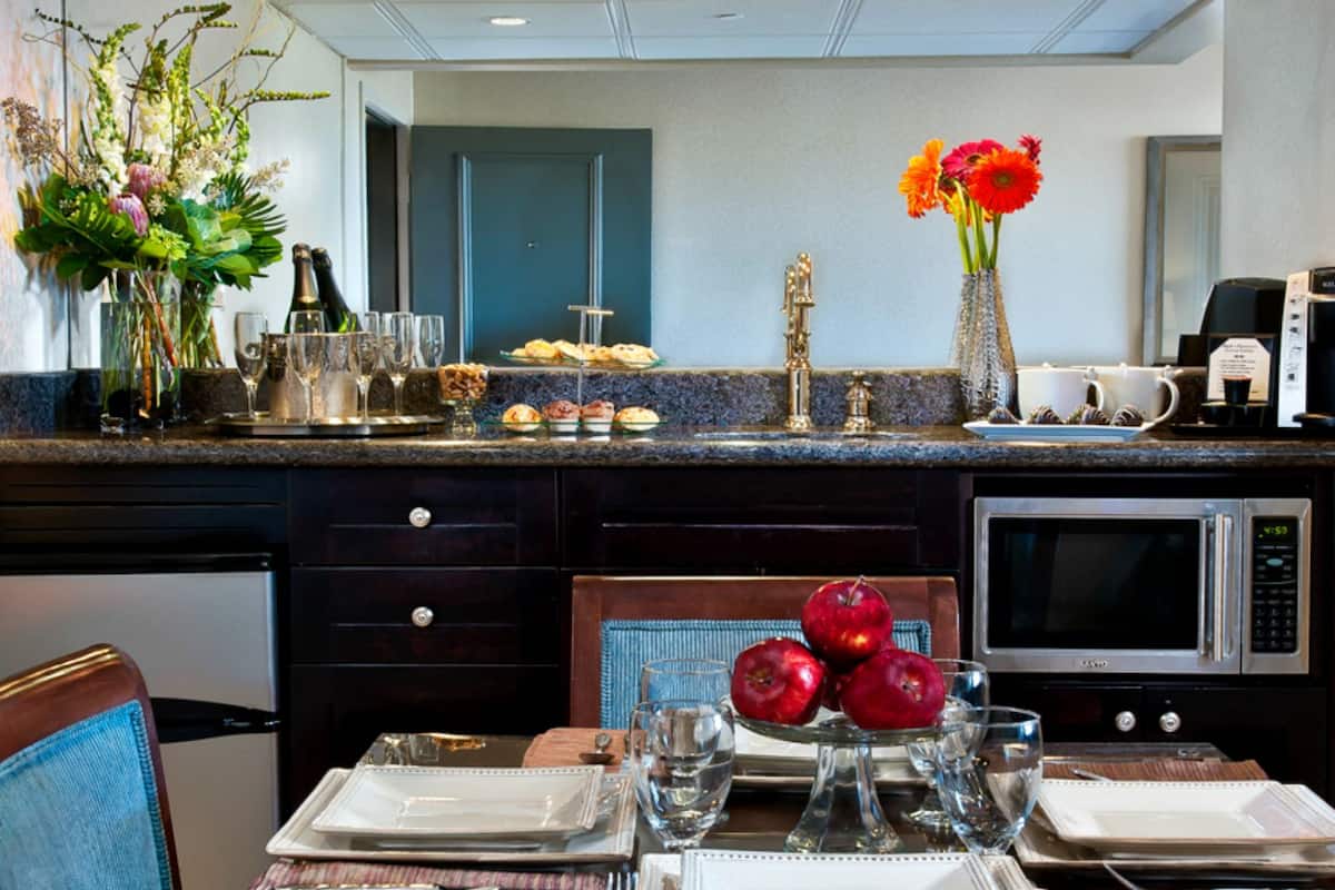 Suite, 1 King Bed (Columbia)