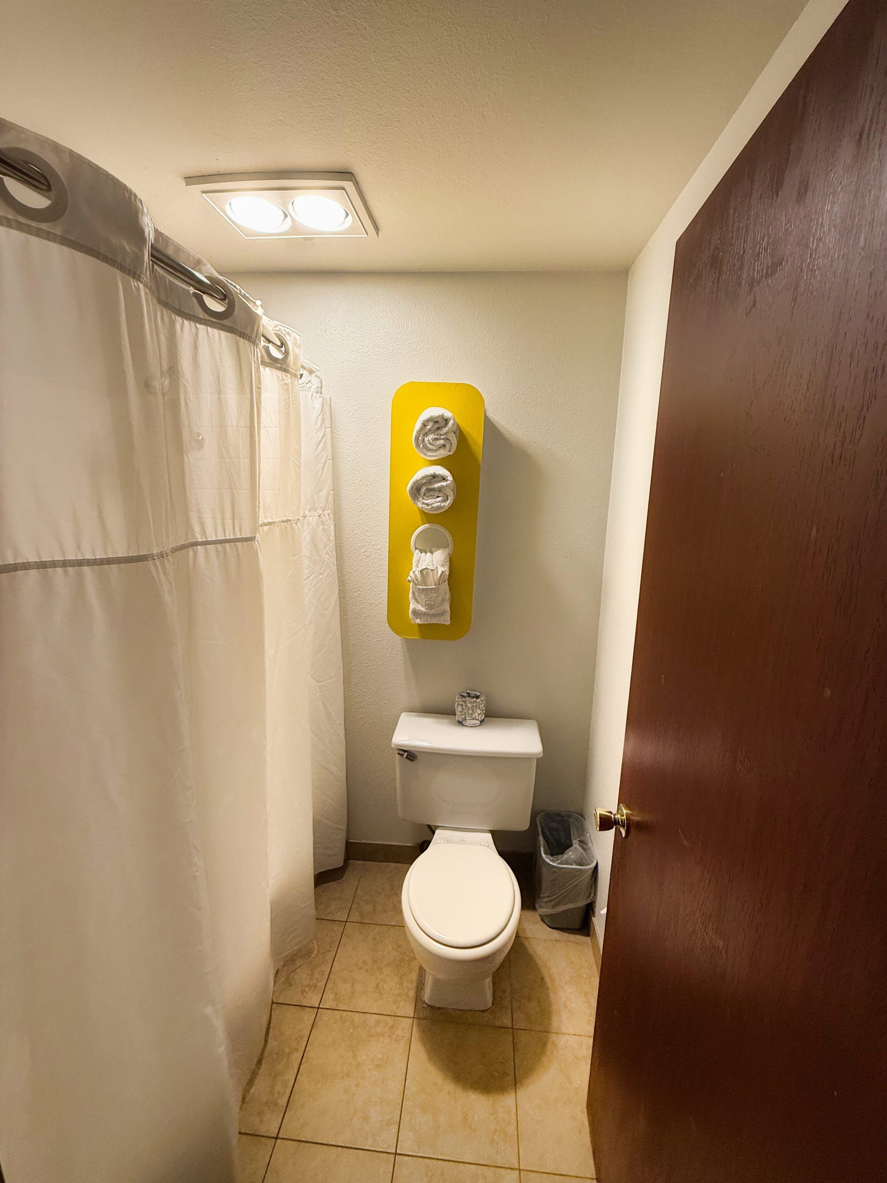 Rom, 1 queensize-seng | Bad | Kombinert dusj/badekar, toalettartikler (inkludert) og hårføner