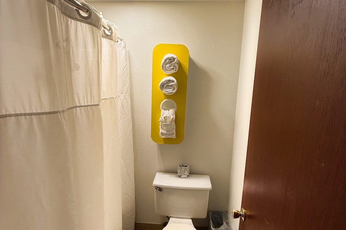 Habitación, 1 cama Queen size | Baño | Tina con regadera, amenidades de baño gratuitas, secadora de cabello