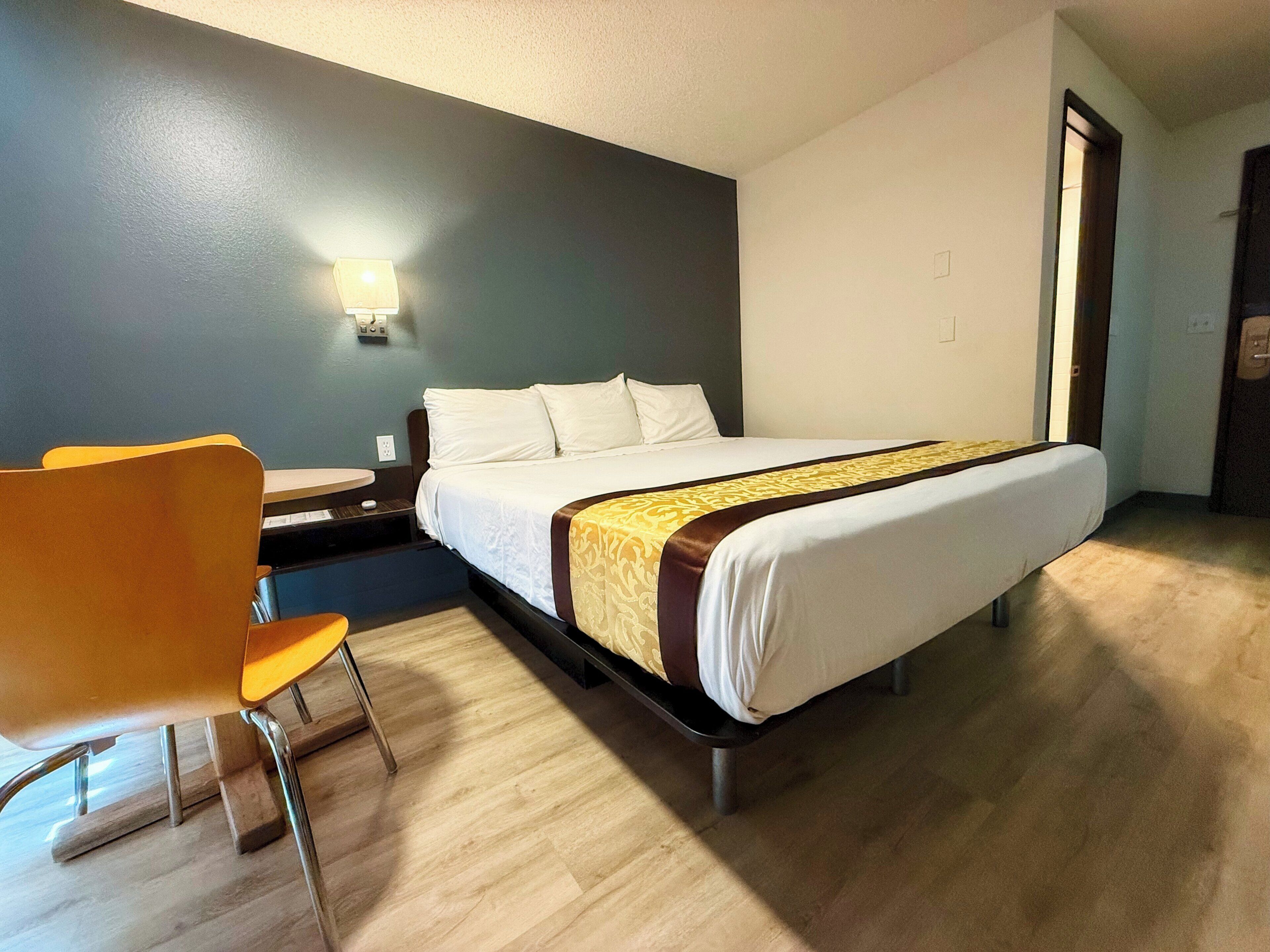 Room, 1 King Bed | Desk, iron/ironing board, free WiFi, bed sheets