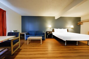 Escritorio, tabla de planchar con plancha, wifi gratis y ropa de cama