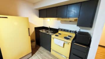 Premium Room, 2 Double Beds, Kitchenette | Private kitchen | Microwave, stovetop, dining tables