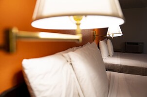 Escritorio, tabla de planchar con plancha, wifi gratis y ropa de cama 