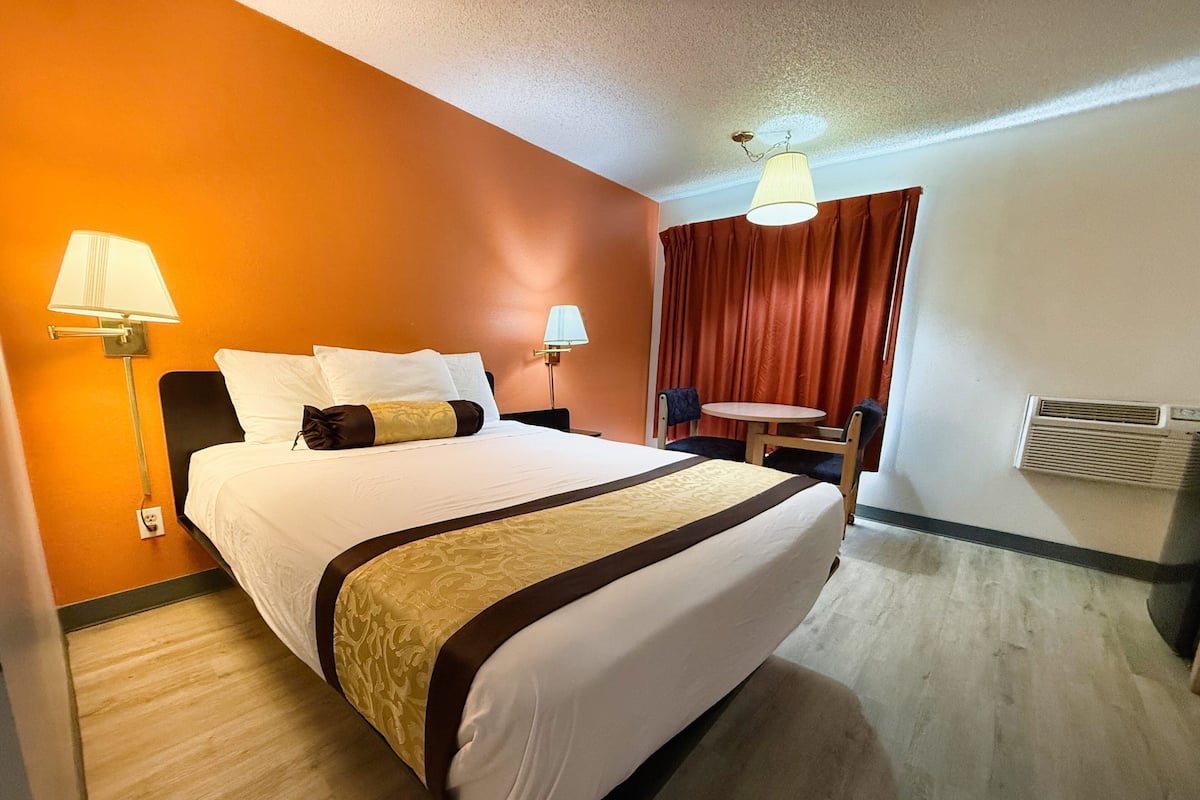 Escritorio, tabla de planchar con plancha, wifi gratis y ropa de cama