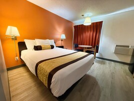 Escritorio, tabla de planchar con plancha, wifi gratis y ropa de cama 