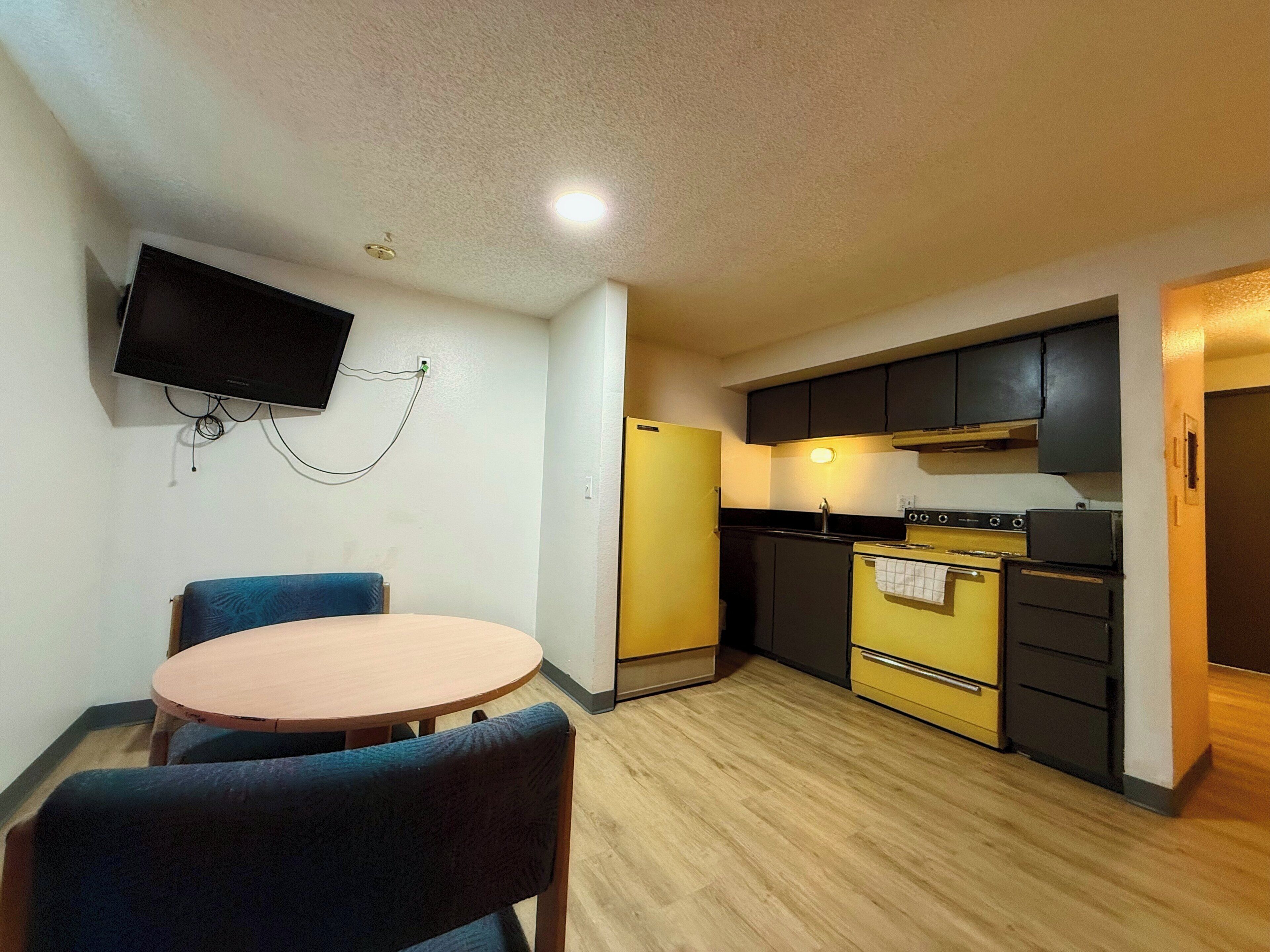 Premium-Zimmer, 2 Doppelbetten, Kochnische | Eigene Küche | Mikrowelle, Herdplatte, Esstisch