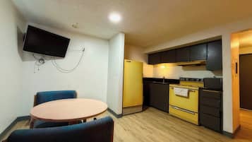 Premium-Zimmer, 2 Doppelbetten, Kochnische | Eigene Küche | Mikrowelle, Herdplatte, Esstisch