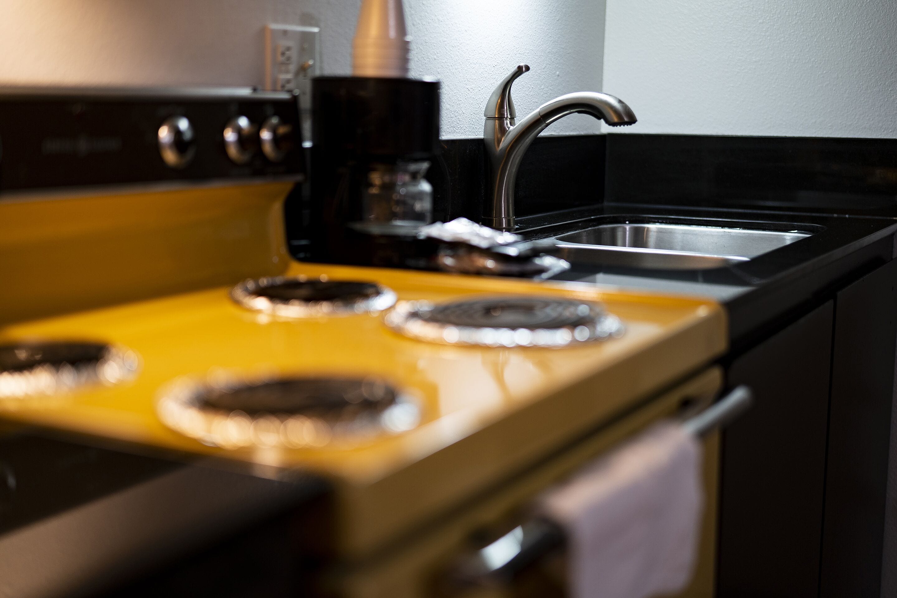 Microwave dan meja makan