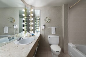 Combined shower/bathtub, free toiletries, hair dryer, towels - Hôtels Gouverneur Montréal - Île Charron (Longueuil)