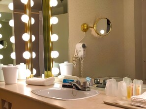 Kombinasi shower/bathtub dan perlengkapan mandi gratis