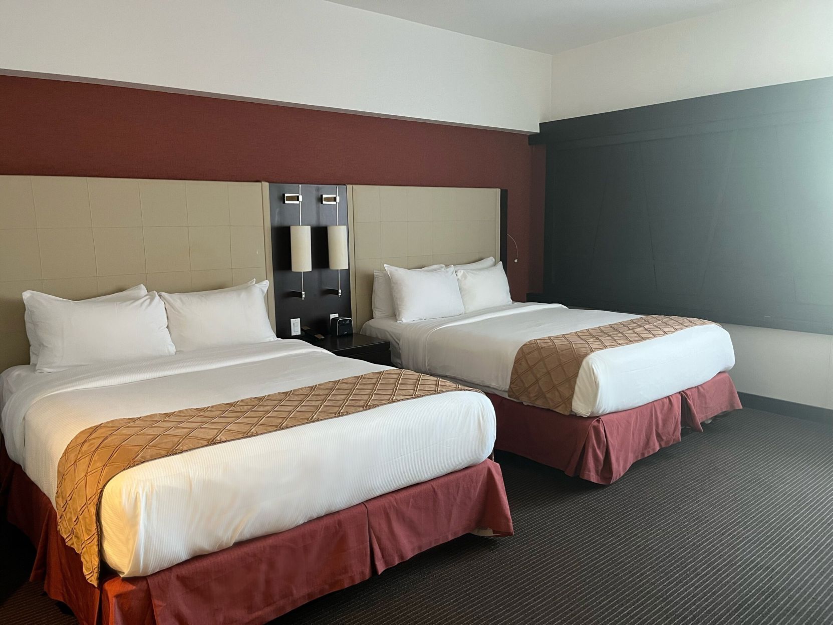 Ropa de cama de alta calidad y caja de seguridad en la habitación 