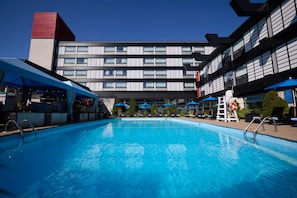 Piscine extérieure, parasols de plage, chaises longues