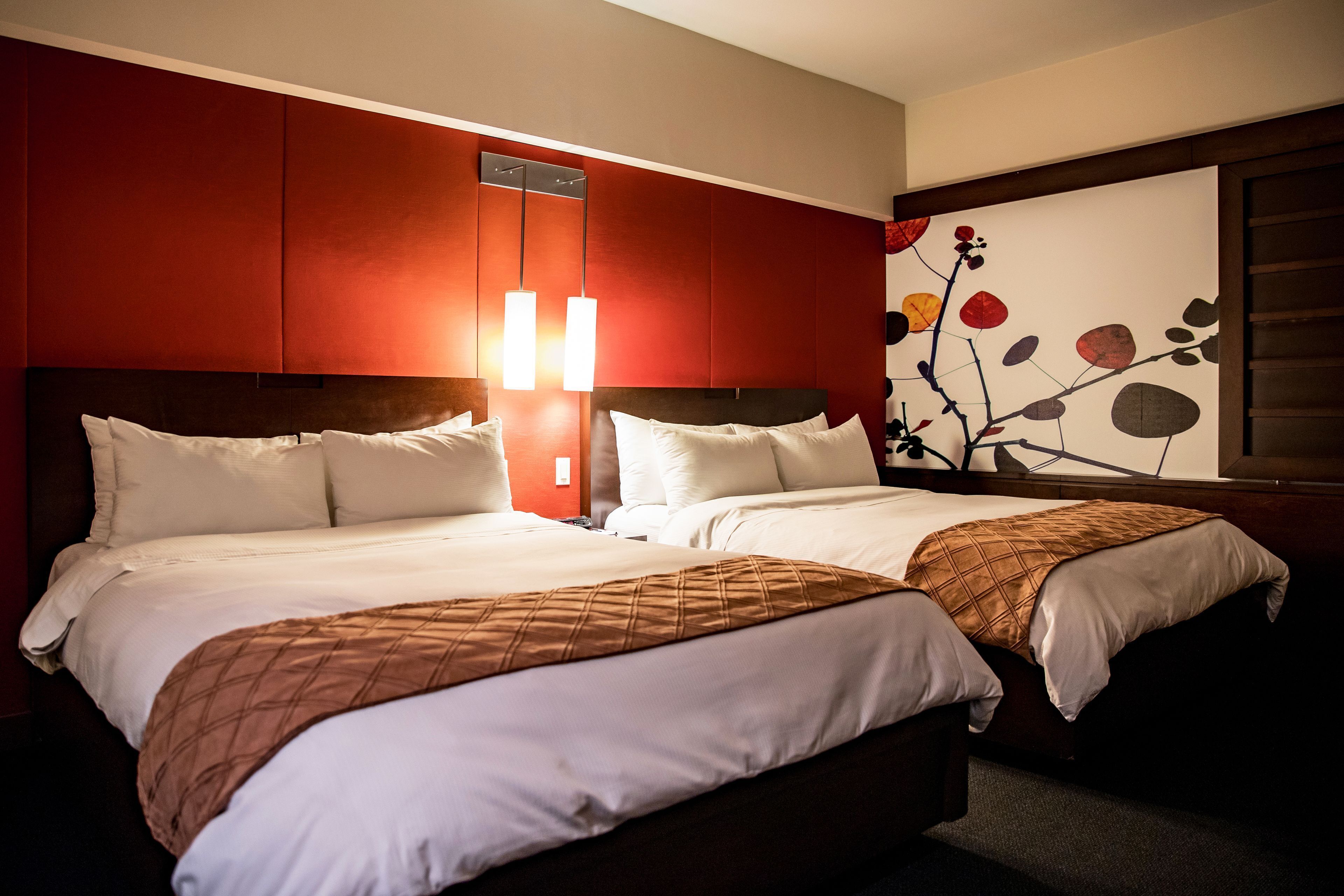 Ropa de cama de alta calidad y caja de seguridad en la habitación 