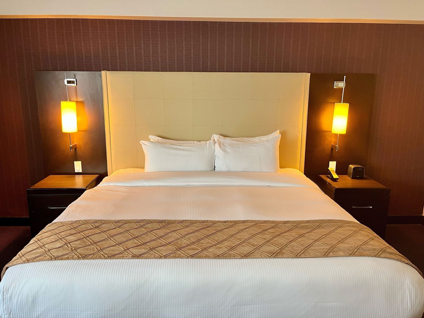 Ropa de cama de alta calidad y caja de seguridad en la habitación 