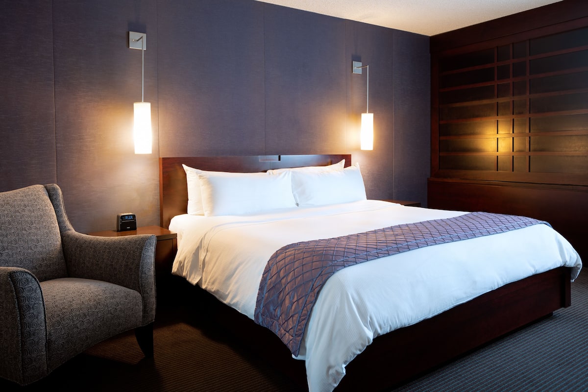 Chambre Deluxe, 1 très grand lit | Literie de qualité supérieure, coffres-forts dans les chambres, bureau